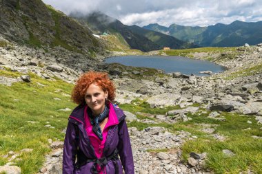 Dağlarda bir göl kenarında hiking sırt çantası ile kafkas kadın