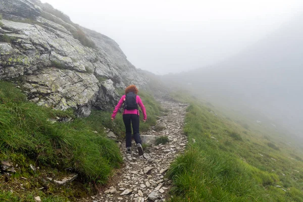Kaukasische Wanderin Wandert Mit Rucksack Auf Einem Pfad Den Felsigen — Stockfoto