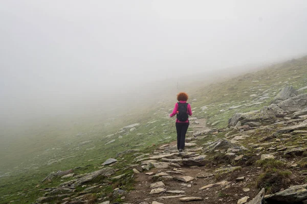 Escursionista Donna Caucasica Con Zaino Piedi Sentiero Montagne Rocciose — Foto Stock