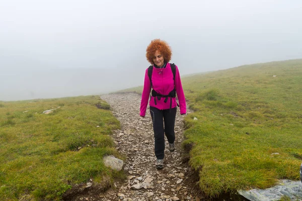 Mulher Branca Caminhante Com Mochila Caminhando Uma Trilha Montanhas Rochosas — Fotografia de Stock