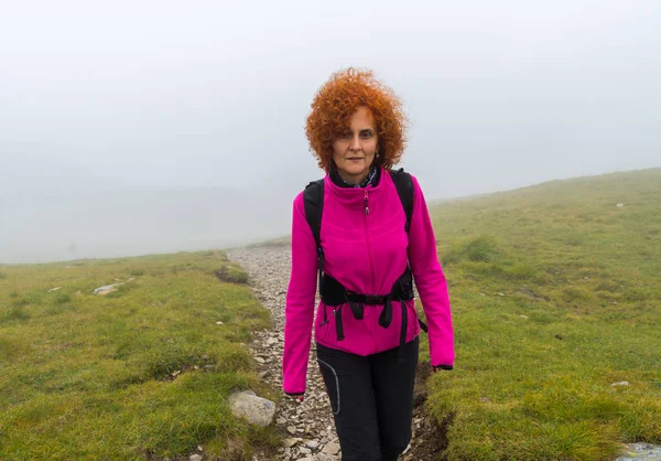 Mulher Branca Caminhante Com Mochila Caminhando Uma Trilha Montanhas Rochosas — Fotografia de Stock