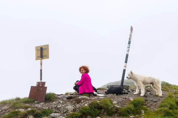 Wanderin Auf Dem Gipfel Des Berges Ruht Sich Nach Dem — Stockfoto