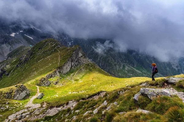 Caucasian Woman Hiker Backpack Walking Trail Rocky Mountains — Stock Photo, Image