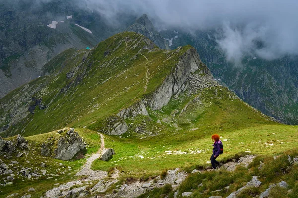 Mulher Branca Caminhante Com Mochila Caminhando Uma Trilha Montanhas Rochosas — Fotografia de Stock