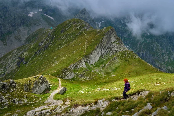 Caucasian Woman Hiker Backpack Walking Trail Rocky Mountains — Stock Photo, Image