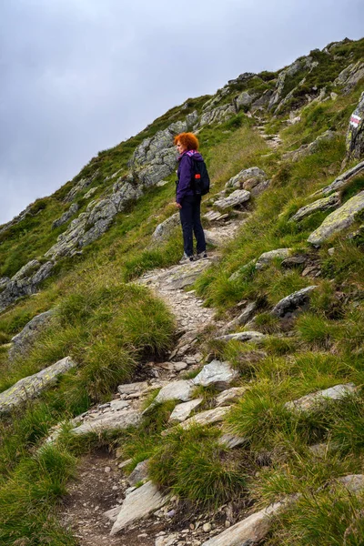 Caminante Mujer Caucásica Con Mochila Caminando Por Sendero Montañas Rocosas —  Fotos de Stock