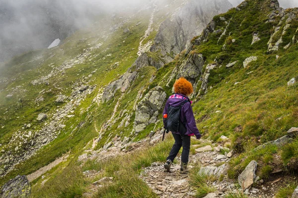 Caminante Mujer Caucásica Con Mochila Caminando Por Sendero Montañas Rocosas — Foto de Stock