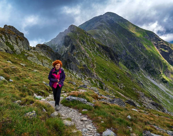 Caucasian Woman Hiker Backpack Walking Trail Rocky Mountains — Stock Photo, Image