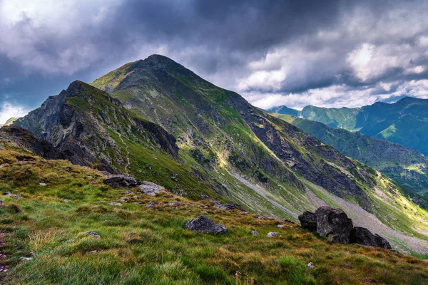 在云雾中爬山的高山风景 — 图库照片