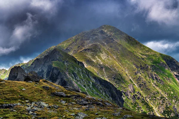 Sommerlandschaft Mit Hohen Bergen Und Wolken Einem Sommertag — Stockfoto