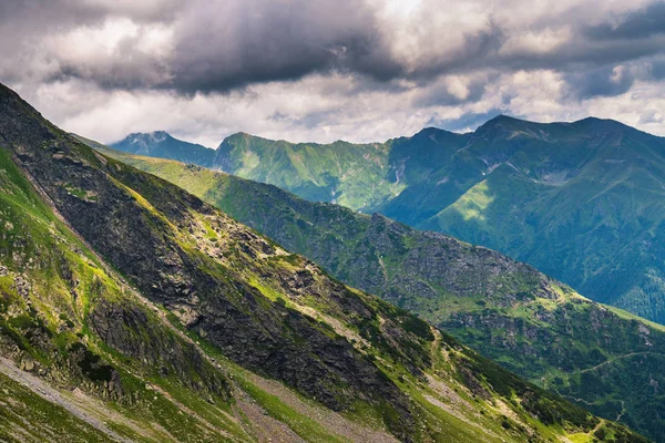 Yaz Mevsiminde Yüksek Dağlar Bulutlarla Dolu Bir Yaz Günü — Stok fotoğraf