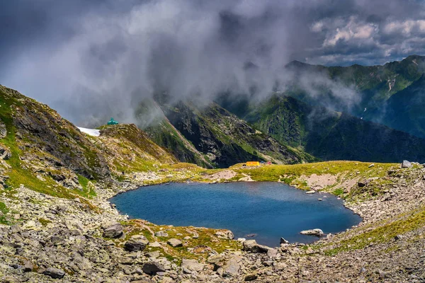 风景如画的山水 有一座冰川蔚蓝的湖泊 在落基山脉 — 图库照片
