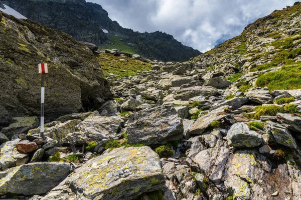 Alpine Landscape Hiking Trail Going Mountain Mist — Stock Photo, Image