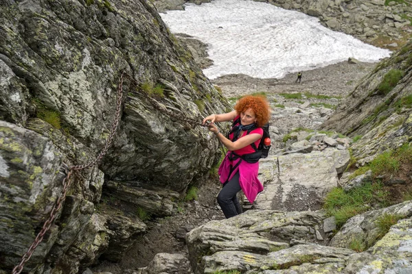 Mulher Branca Caminhante Com Mochila Caminhando Uma Trilha Montanhas Rochosas — Fotografia de Stock