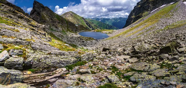 Paisagem Pitoresca Com Lago Azul Glacial Nas Montanhas Rochosas — Fotografia de Stock