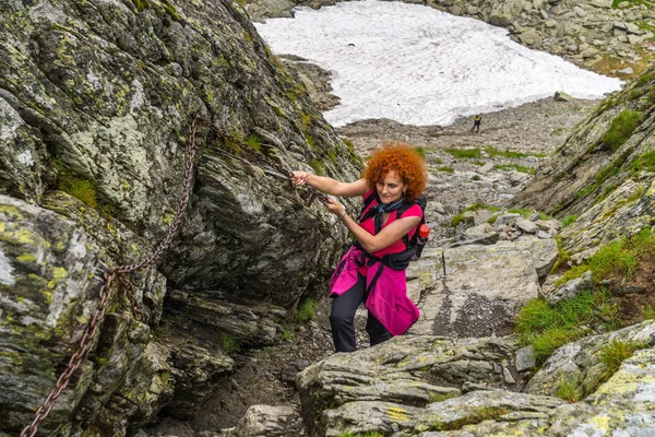 Mulher Branca Caminhante Com Mochila Caminhando Uma Trilha Montanhas Rochosas — Fotografia de Stock