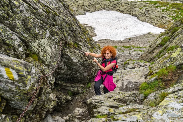 Caminante Mujer Caucásica Con Mochila Caminando Por Sendero Montañas Rocosas —  Fotos de Stock