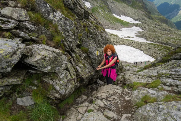 Kaukasiska Kvinna Hiker Med Ryggsäck Vandringsled Klippiga Bergen — Stockfoto