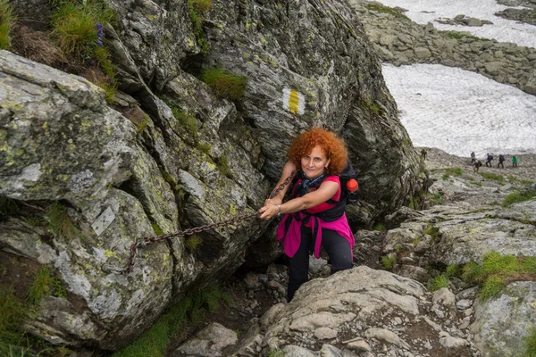 Kaukasische Wanderin Wandert Mit Rucksack Auf Einem Pfad Den Felsigen — Stockfoto
