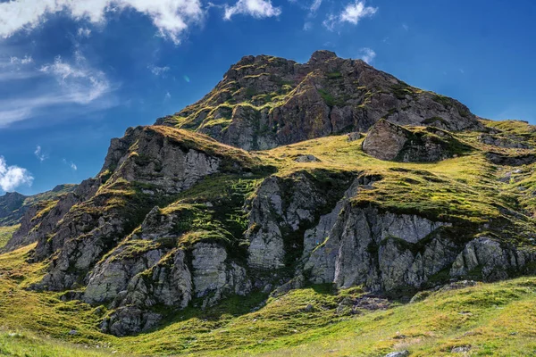 Vacker Sommar Landskap Berg Topp Mot Blå Himmel — Stockfoto