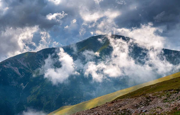 Yaz Mevsiminde Yüksek Dağlar Bulutlarla Dolu Bir Yaz Günü — Stok fotoğraf