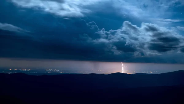 Blitz Schlägt Nachts Über Einer Stadt Den Bergen Ein — Stockfoto