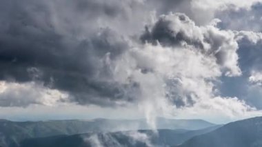 Cennet dağlar ve hızlı hareket bulutlar, timelapse ile