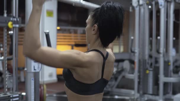 Mujer Haciendo Tirones Hacia Abajo Primer Plano Tiro Gimnasio — Vídeos de Stock