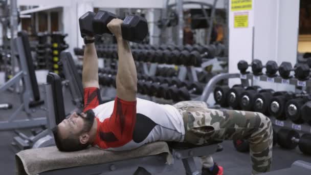 Homem Fazendo Benchpress Com Halteres Ginásio — Vídeo de Stock