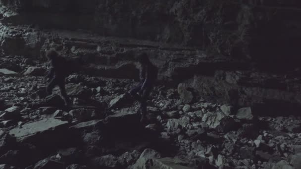 年轻的旅游妇女走出洞穴 — 图库视频影像