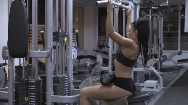 Kadının Çekme Yapması Çıkışlar Kablo Makine Içinde Jimnastik Salonu — Stok video