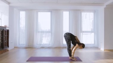 Genç kadın yoga uygulayıcısı veya eğitmen çeşitli pozlar Yoga pratik kapalı