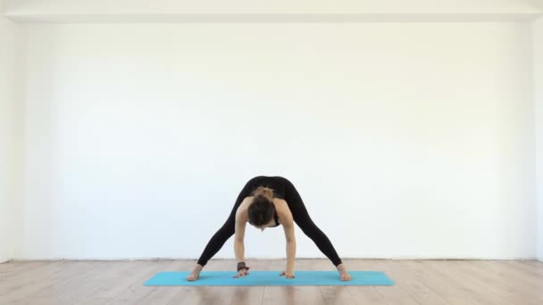 Jeune Enseignante Yoga Studio Prenant Diverses Poses Sur Fond Blanc — Video