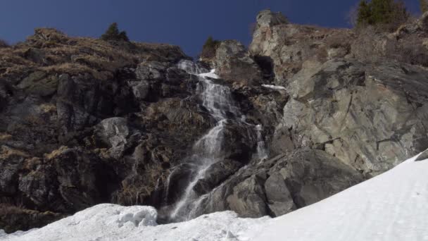 Vista Panoramica Cascata Panning Montagne Invernali — Video Stock