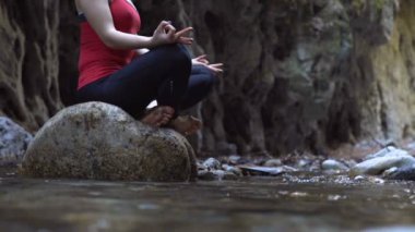 Yoga yapan genç kadın.