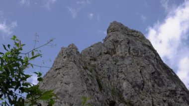 Bulutlar dağların gündüz, hızlandırılmış hareket