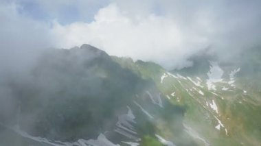 Bulutlar dağların gündüz, hızlandırılmış hareket