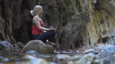 Yoga yapan genç kadın.