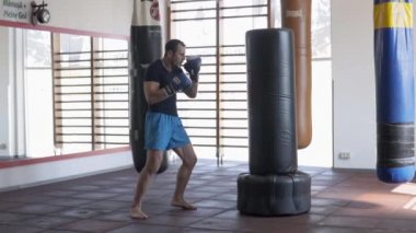 Orta yaşlı adam kickboxing eğitim salonunda sırasında çalışkan