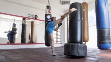 Orta yaşlı adam kickboxing eğitim salonunda sırasında çalışkan