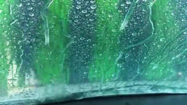 Крупный План Автомойки Заколки Чистки Автомобиля Водой Пеной — стоковое видео