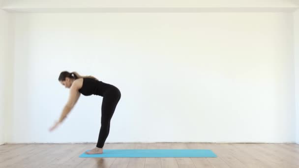 Giovane Insegnante Yoga Femminile Studio Prendendo Varie Pose Sfondo Bianco — Video Stock