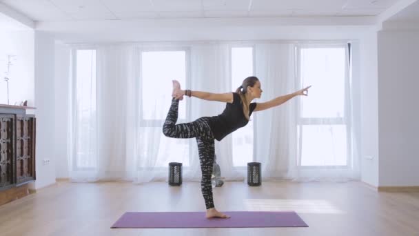 Ung Kvinna Yoga Utövare Eller Trainer Inomhus Öva Olika Poser — Stockvideo