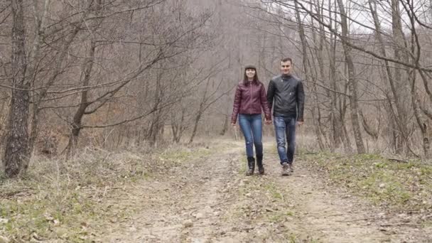 Adolescentes Pareja Caminando Bosque Otoño Durante Día — Vídeos de Stock