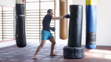 Orta yaşlı adam kickboxing eğitim salonunda sırasında çalışkan