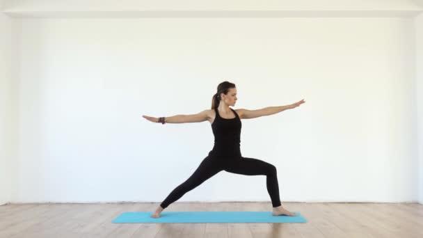 Joven Profesora Yoga Estudio Tomando Varias Poses Sobre Fondo Blanco — Vídeo de stock