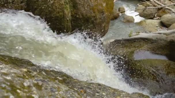 美丽的瀑布在白天移动石头 慢动作 — 图库视频影像