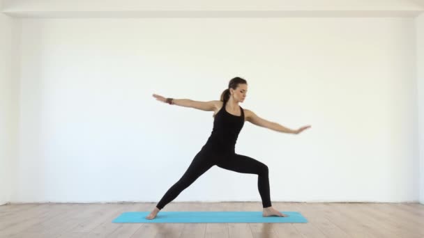 Unga Kvinnliga Yogalärare Studio Tar Olika Poser Vit Vägg Bakgrund — Stockvideo
