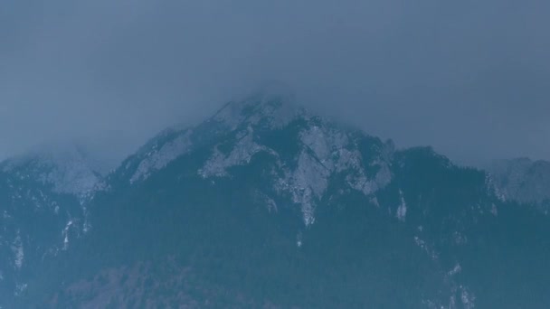 Wolken Die Sich Tagsüber Über Über Den Bergen Bewegen Zeitraffer — Stockvideo