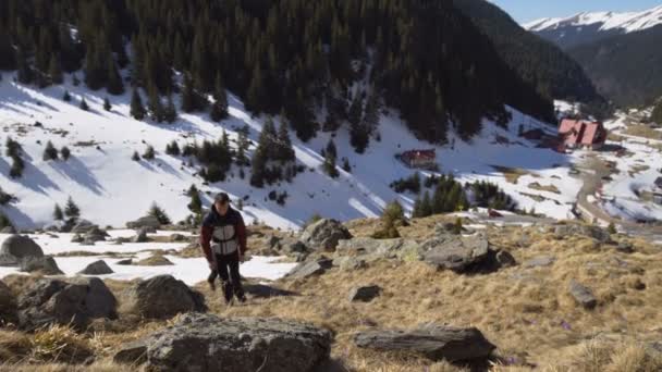 Familie Van Wandelaars Klimmen Besneeuwde Berg Overdag — Stockvideo